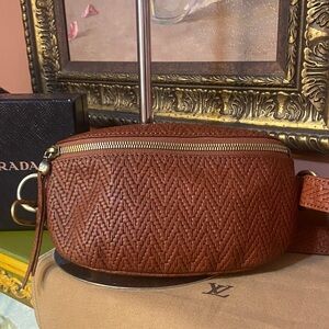 HOBO Chestnut Woven Leather Crossbody Belt Bag Brass Hardware 8x5 EUC